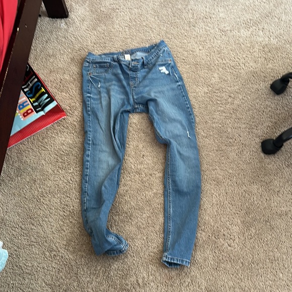 I am selling clothes that people want. - Picture 8 of 12